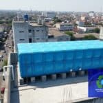 proses Pemasangan roof tank pada tangki air rooftop gedung bertingkat