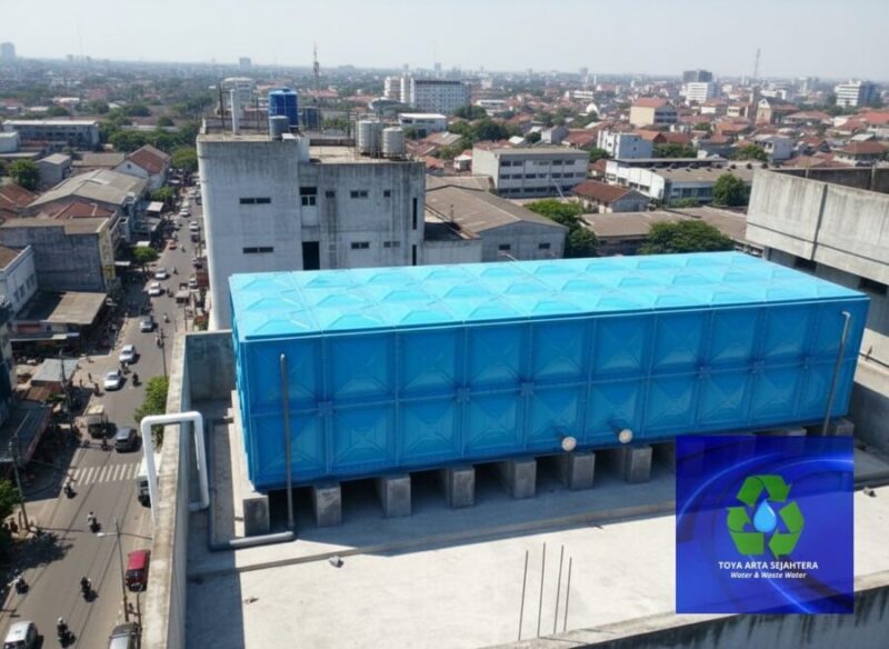 proses Pemasangan roof tank pada tangki air rooftop gedung bertingkat