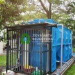 Instalasi sistem IPAL MBG modular profesional berwarna biru oleh Toya Arta Sejahtera, lengkap dengan pengaman pagar besi dan tangki penampungan.